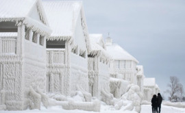 Case acoperite complet cu gheață Imagini spectaculoase pe malul lacului Erie