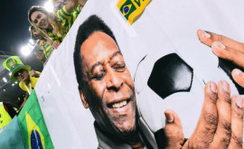 Funeraliile lui Pele Sicriul cu trupul neînsufleţit al legendei fotbalului a fost depus la stadionul Vila Belmiro