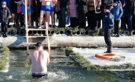 Спасатели предупреждают об опасностях во время Крещенских купаний