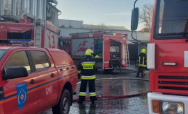Un incendiu a izbucnit întrun depozit de pe strada Petricani din capitală