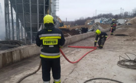 Спасатели продолжают противопожарные действия в порту Джурджулешты