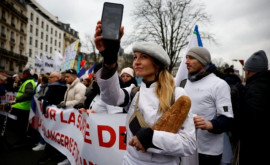 Cu bagheta în mînă Brutarii din Paris au ieșit la un marș de protest