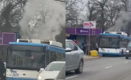 UPDATE Пожарные потушили пламя охватившее крышу троллейбуса в Бельцах 