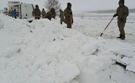 Сильные снегопады в Румынии К расчистке дорог привлечены военные