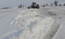 Для уборки снега на национальных трассах мобилизованы десятки единиц спецтехники