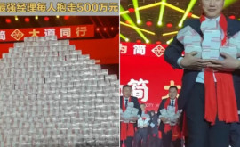 O companie de macarale din China șia premiat angajații cu un munte uriaș de bani 
