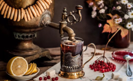Întrun oraș din sudul Moldovei oameni sînt serviți pe stradă cu ceai din samovar și covrigei 