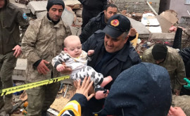 În Siria un bebeluș sa născut chiar sub dărîmături