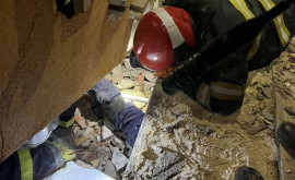Трогательный момент молдавские спасатели вытащили мальчика изпод завалов в Турции