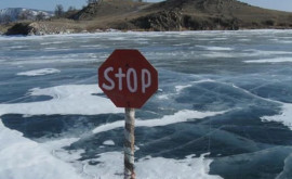 Oamenii atenționați despre riscul prăbușirii sub gheața subțire a bazinelor acvatice