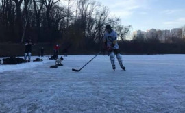 На озере в кишиневском парке появились хоккеистылюбители