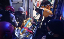В Турции изпод завалов извлечены живыми три женщины и двое детей