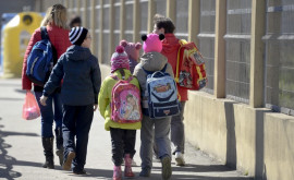 Peste 1400 de elevi refugiați înscriși în școlile din Chișinău