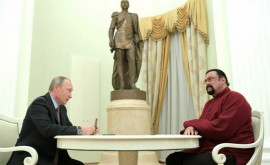 Putin la decorat pe lui Steven Seagal cu Ordinul Prieteniei