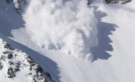 Avertizare de risc sporit de avalanșe în munții din Ucraina