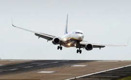 Incident neobișnuit O femeie a ajuns pe pistă în timp ce avionul se pregătea de decolare