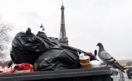 Parisul se sufocă Străzile sînt pline de deșeuri