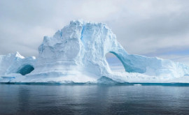 Momentul în care un iceberg de mărimea unui oraș se desprinde de banchiză în Antarctica