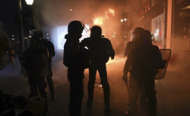 Протесты во Франции протестующие подожгли мэрию