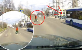 На видео попал очередной случай когда троллейбус не уступает дорогу пешеходам