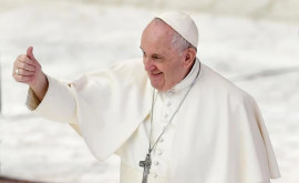 Papa Francisc a părăsit sâmbătă spitalul din Roma unde a fost tratat pentru bronşită