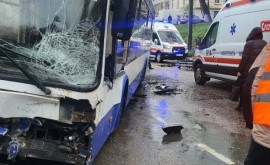 Încă un accident grav în Chișinău cu implicarea unui troleibuz