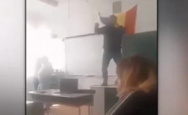 Un profesor din România sa urcat pe catedră și a început să danseze în fața elevilor 