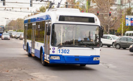 В столице женщинуводителя троллейбуса застали во время разговора по телефону за рулем