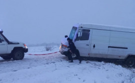 На севере страны выпал снег Несколько автомобилей были разблокированы из снега