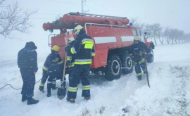 Сотрудники ГИЧС разблокировали застрявший в снегу школьный автобус