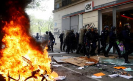 Париж в огне Новые забастовки против пенсионной реформы 