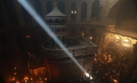 Lumina Sfîntă sa aprins la Biserica Sfîntului Mormînt din Ierusalim