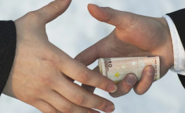 Un bărbat a ajuns pe banca acuzaților după ce a pretins 4500 de euro mită