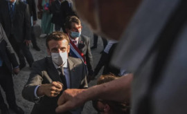 Macron lovit cu un ou