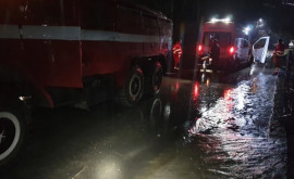 Машина скорой помощи застряла изза проливного дождя 
