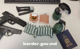 Пограничники обнаружили в багаже пассажира оружие и десятки металлических шаров