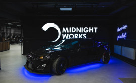  Спортивный дрифт автомобиль прямо в офисе Компания называется MidnightWorks