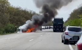 Автомобиль загорелся как факел на трассе ДубоссарыКишинев