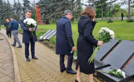 Руководство страны возложило цветы на Мемориале Вечность