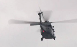 Над центром Кишинева летал вертолет Black Hawk с флагами Молдовы и ЕС