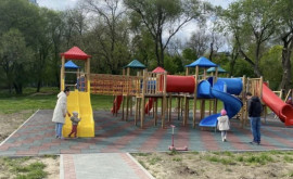 Două terenuri de joacă au fost instalate în parcul Valea Morilor
