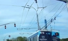 Опасная ситуация Электропровод троллейбуса оборвался во время движения