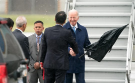 Biden nu sa putut descurca cu umbrela și sa udat leoarcă