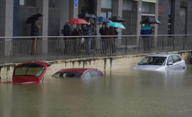 Проливные дожди в Испании автомобиль с водителем унесло водой 