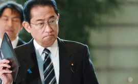 Премьерминистр Японии увольняет сына с поста секретаря