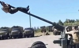 Карусель на полигоне Молдавские солдаты покружились на дуле пушки чтобы развлечься 
