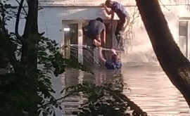 Mai multe case au fost înghițite de apă după distrugerea barajului Nova Kahovka