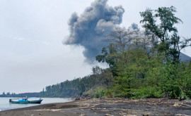 Fumul şi cenuşa au ajuns pînă la 3000 de metri altitudine după erupţia vulcanului Anak Krakatau