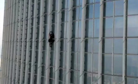 Британец взобрался на небоскреб в Сеуле без страховки