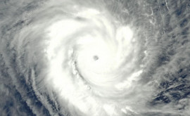 Cu rafale de pînă la 150 de kilometri pe oră un ciclon se îndreaptă spre două țări 
